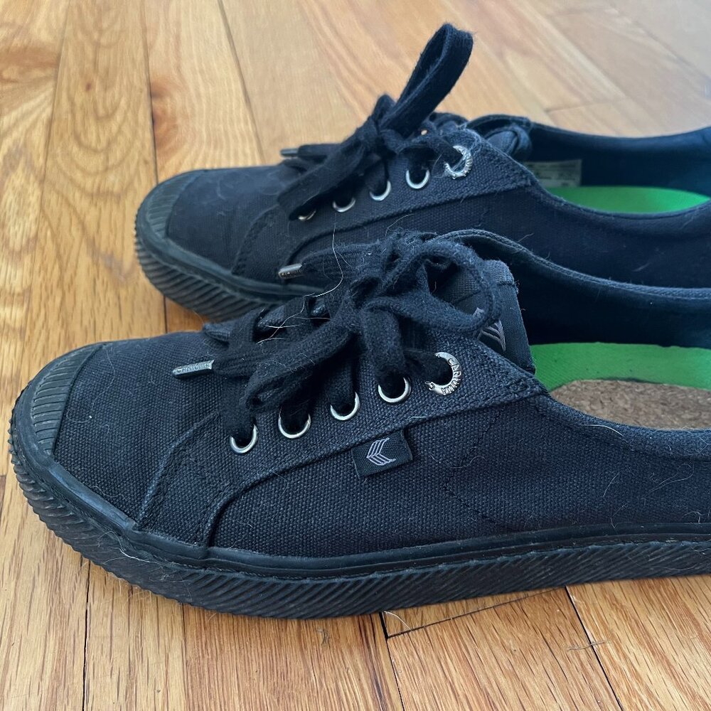 Cariuma Low All Black Canvas Sneaker